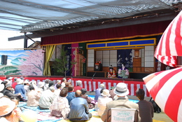 松神神社での公演の様子