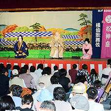 松神神社での公演の様子