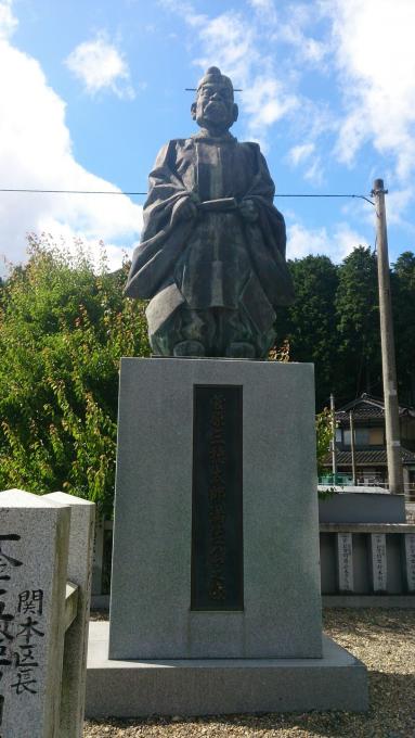 菅原三穂太郎満佐の銅像